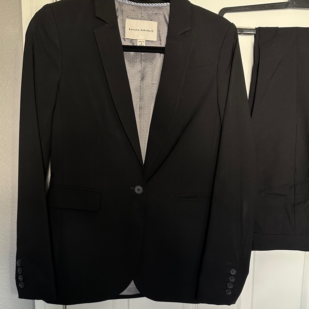 Banana Republic black wool suit. Excellent condition. Size 4. Lined.